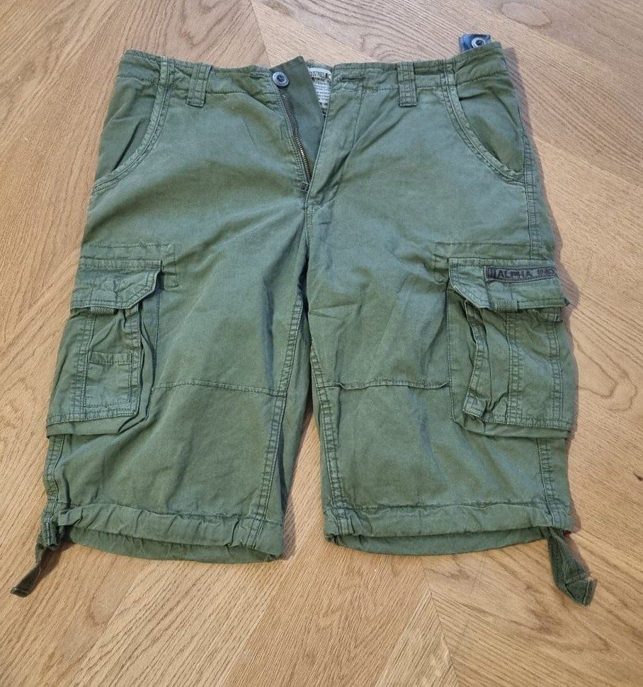 Alpha Industries Pantaloni: Shorts cargo vert kaki Alpha Industries, taille 33 – Usato da Etoy venduto da lucasinlive