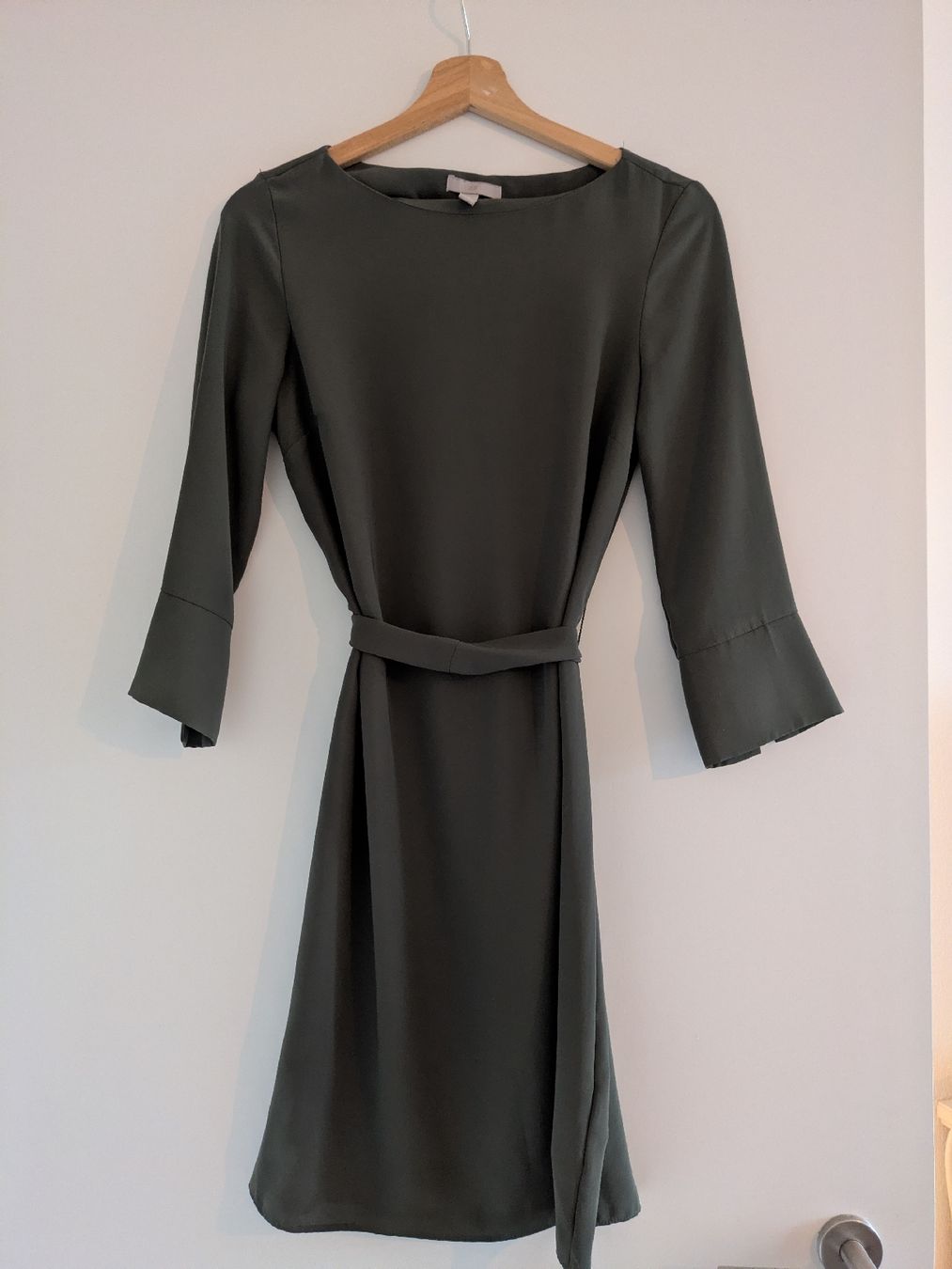 H&M Vestiti: Kleid, olivgrün, H&M, Gr. 34 – Nuovo (secondo la descrizione) da Bern venduto da Patricia.Z. 1
