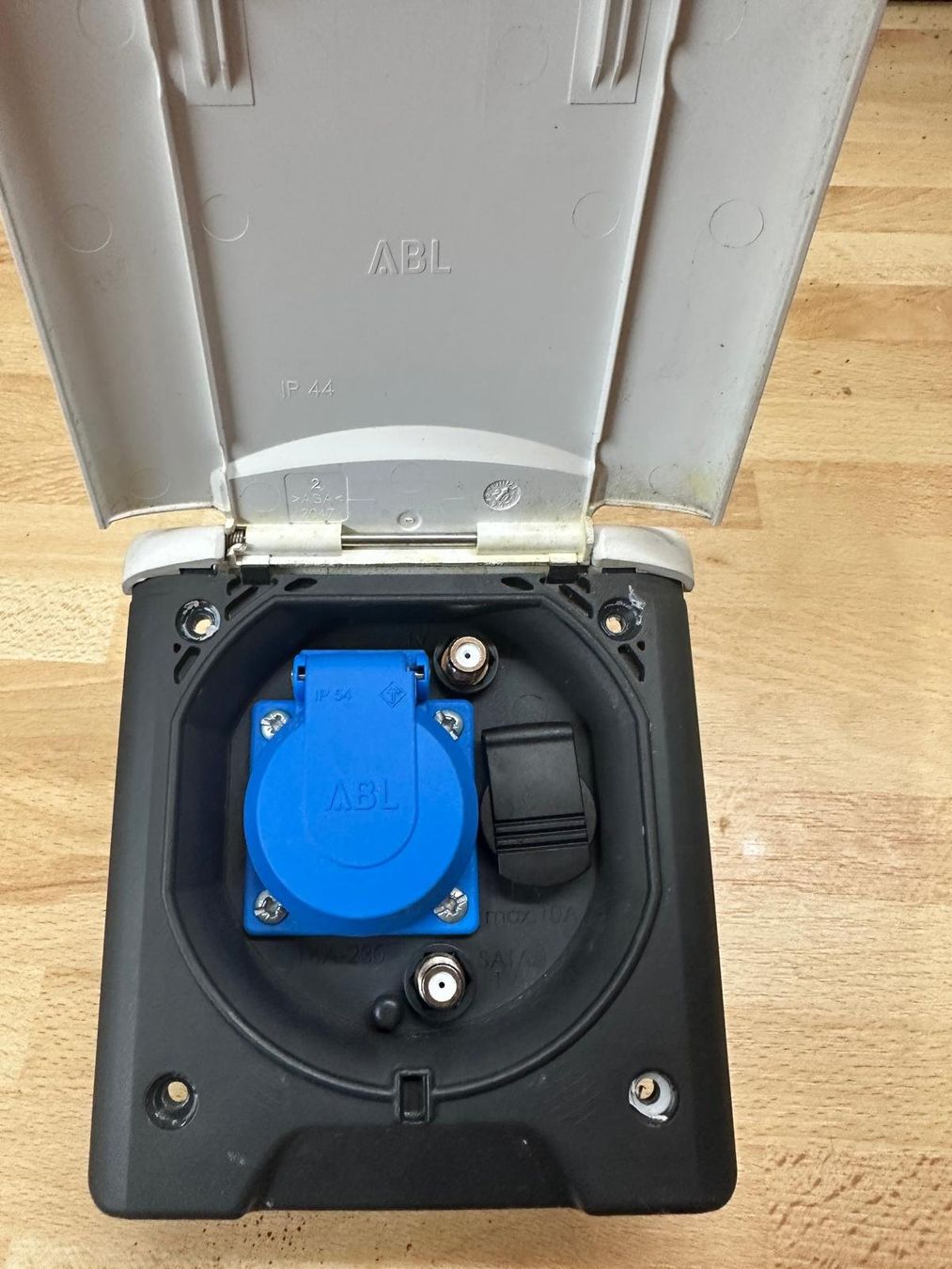 Spine: MultifunktionsSteckdose Schuko/ DC/Sat – Usato da Wegenstetten venduto da Aanfr 1