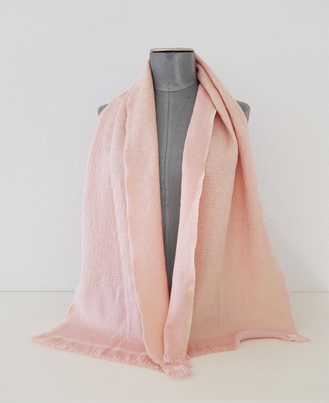 Foulard & Sciarpe: Originaler Fendi Schal – Nuovo e nell'imballaggio originale da St. Erhard venduto da Saskia0 1