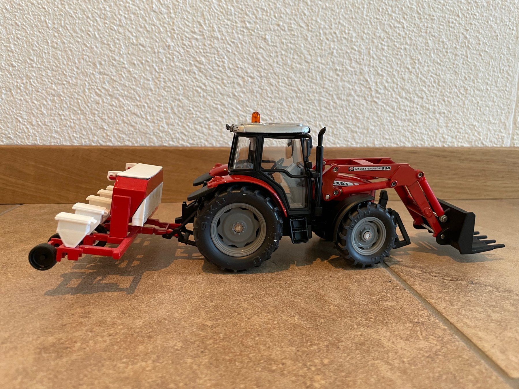 Massey Ferguson Trattori: SIKU Massey Ferguson mit Einzelkornsämaschine – Nuovo e nell'imballaggio originale da Kreuzlingen venduto da Stefan1150 2