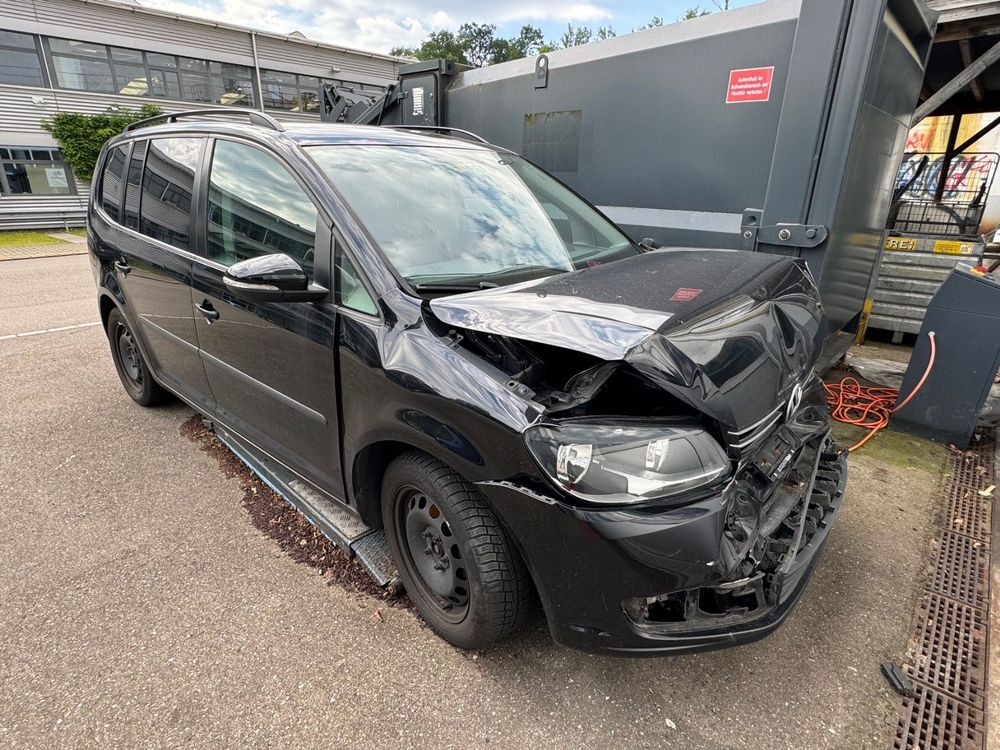 VW Touran 1.6 TDi (105 PS) mit Frontschaden