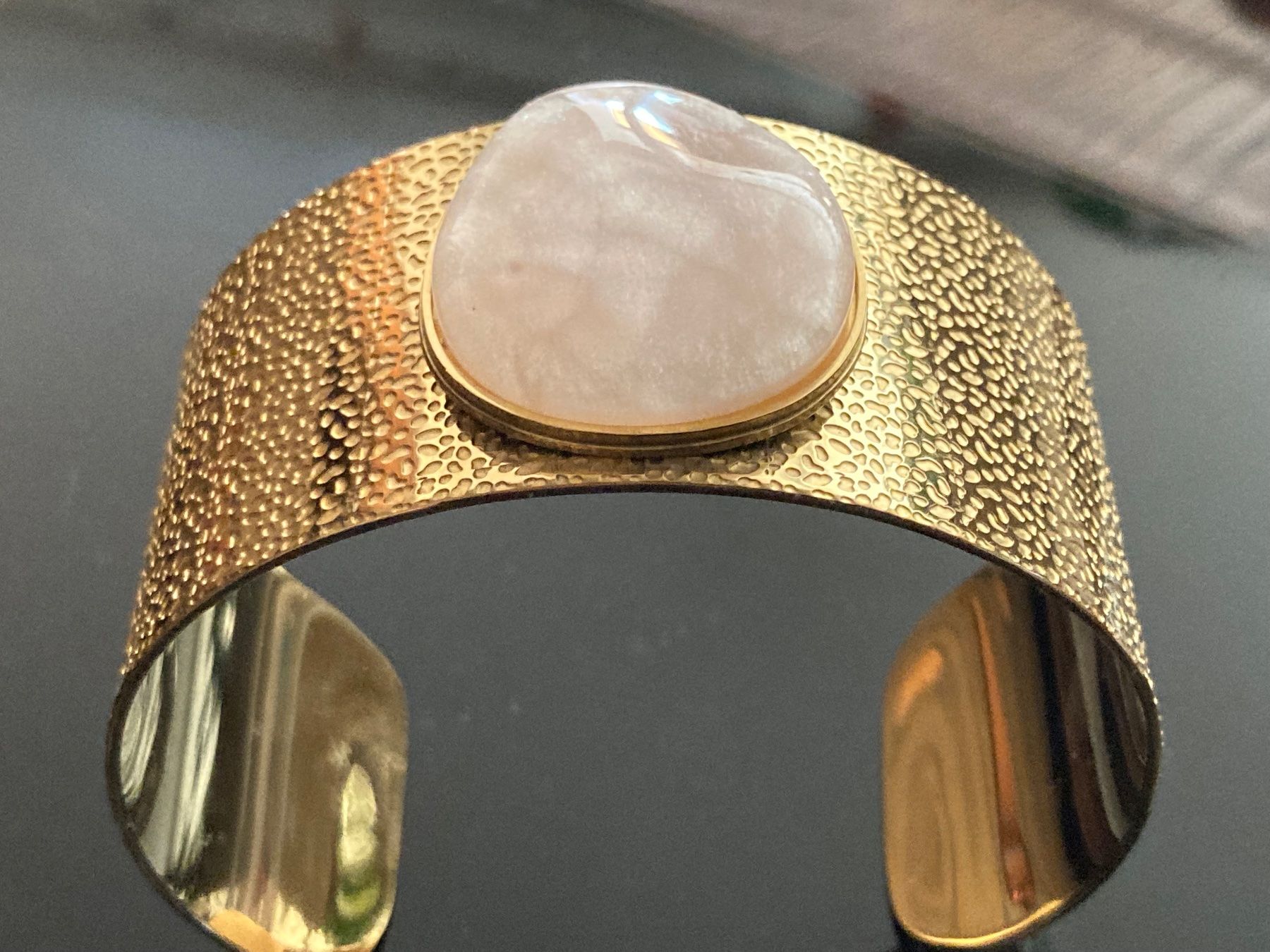 Armbänder & -reifen: Bracelet rigide doré avec pierre – Gebraucht aus Marly von Antigona71 1