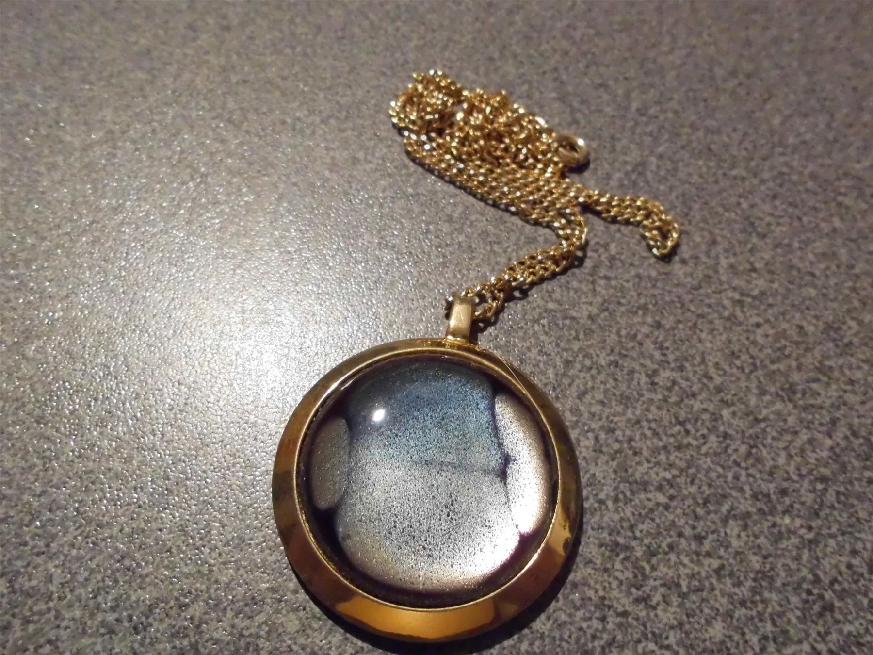 Catenine: Kette goldfarbig, Anhänger rund blau/gra – Usato da Zürich venduto da abraxas1291