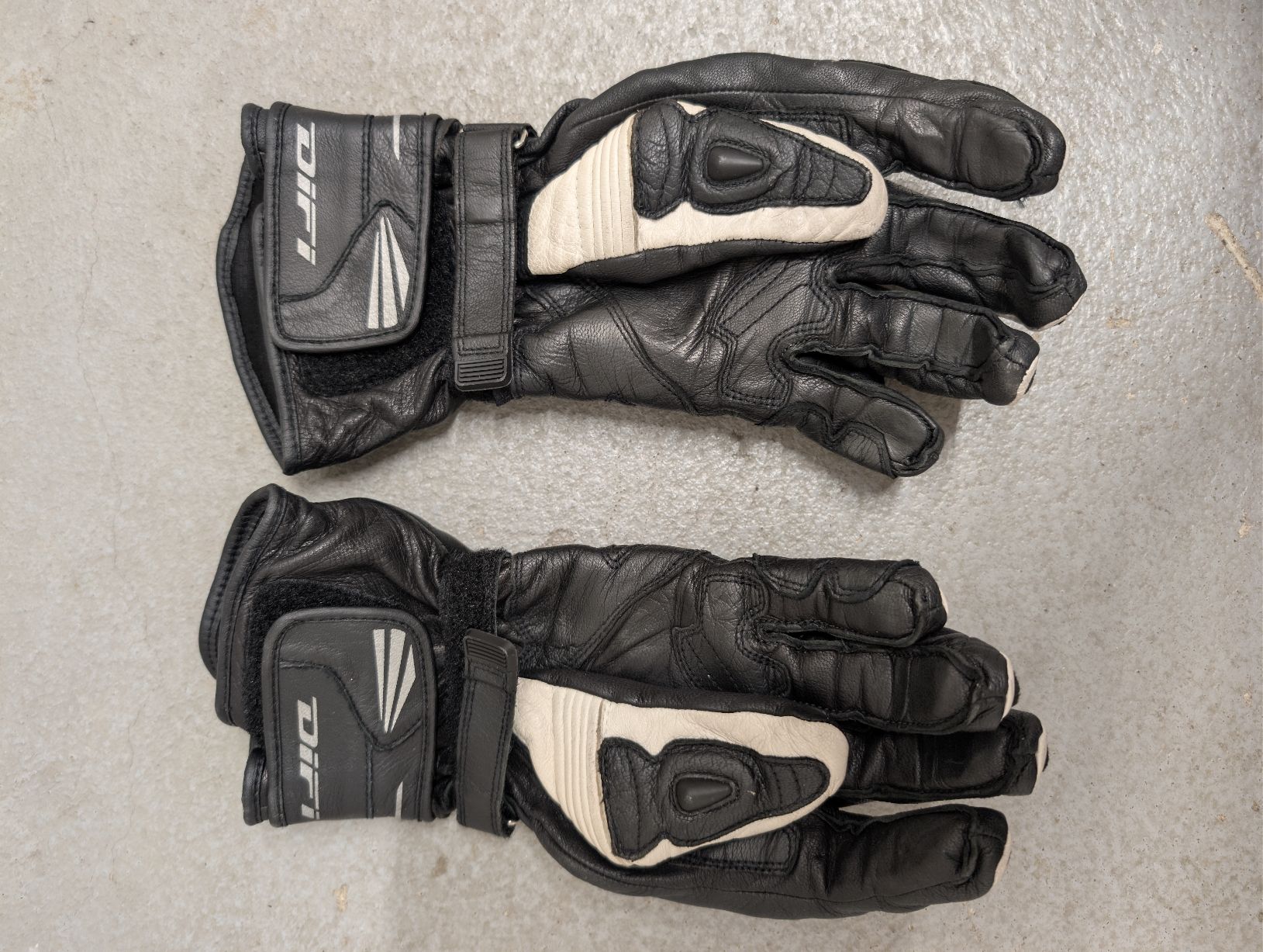 Dainese Guanti & manicotti: Motorradhandschuhe mit Protektoren | gepflegt – Usato da Oetwil an der Limmat venduto da martigni 1