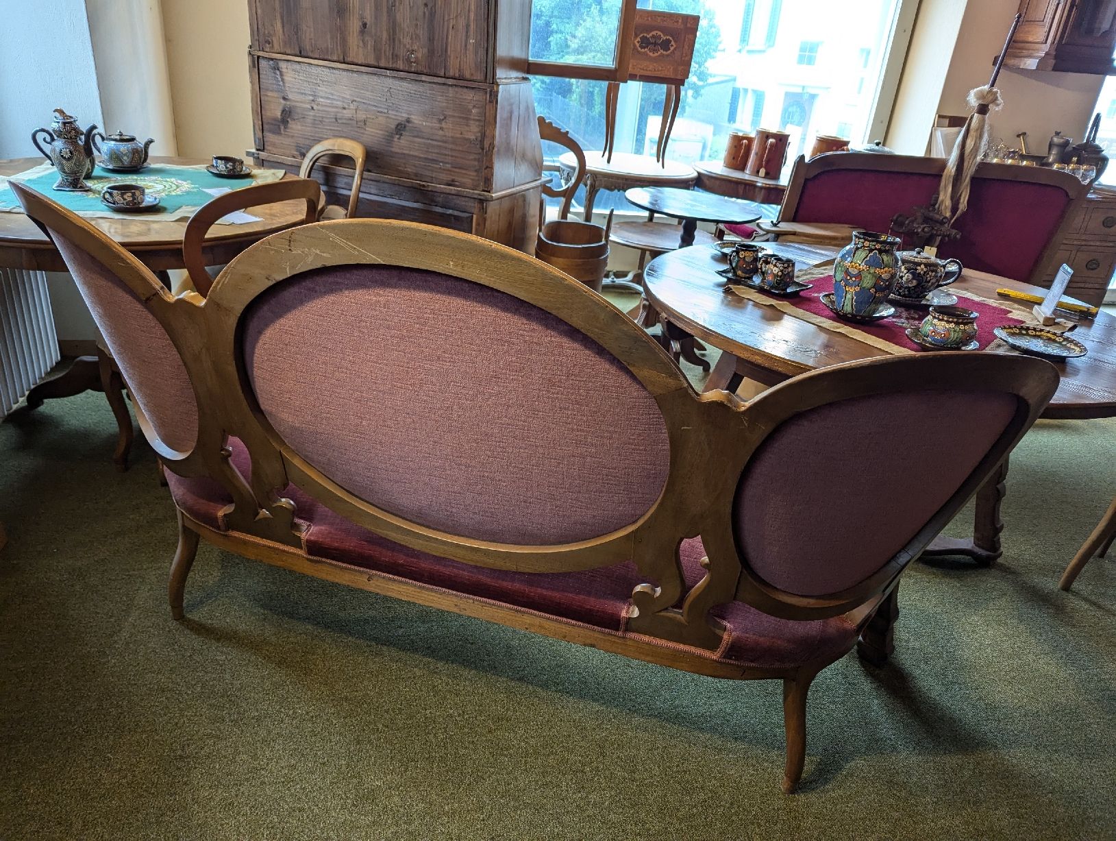 Sofas: Antikes Sofa, Holz geschnitzt, roter Samtbezug – Gebraucht aus Stäfa von MichaelHiu 5