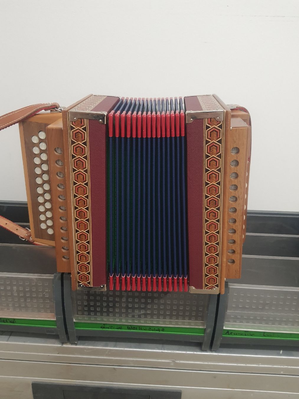 Strumenti musicali: schwyzerorgeli Zanin ton B – Usato da Pont-de-la-Morge venduto da Mirabelle0 7