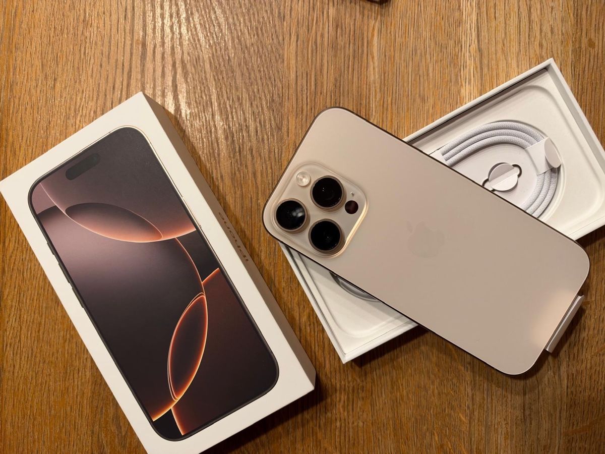 Apple Telefoni cellulari / Smartphones: iPhone 16 Pro - 256 GB - Desert Titanium – Nuovo (secondo la descrizione) da Bad Ragaz venduto da pav_c76z 1