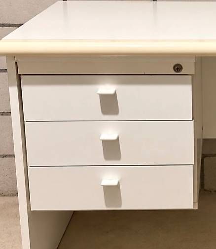 Schreibtische: Massiver Schreibtisch mit Schubladen – Gebraucht aus Niederlenz von ms.vas 1
