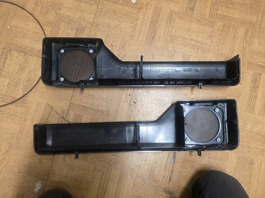 Supporti a parete: Golf 2 Türfach mit Boxenhalterung – Usato da Muotathal venduto da Timistin
