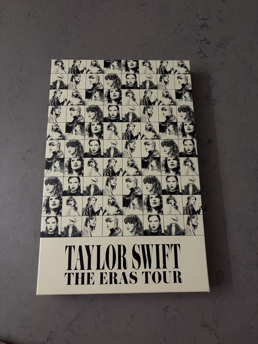 Libri: Taylor Swift - The Eras Tour - Merch Box – Nuovo e nell'imballaggio originale da Unterstammheim venduto da elw_wg5y