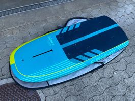 Wingboard Slingshot Wizard V4 90 mit Windfoil-Schiene