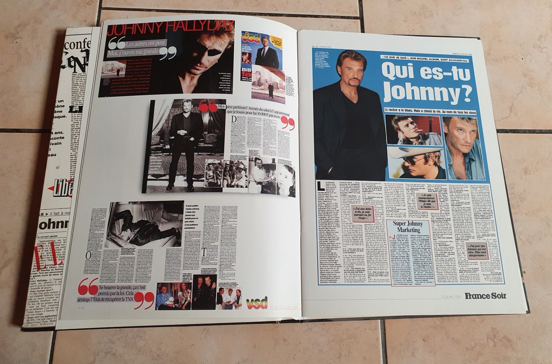 Dischi in vinile: Johnny Hallyday Plus Prés De Vous Coffret Edition Limitée – Usato da Botyre (Ayent) venduto da Viperine 5