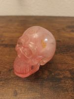 Deko Totenkopf Kunstharz rosa mit Blumen neuwertiger Zustand