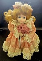 Musikdose, Süsse Porzellanpuppe mit Blumenstrauss, Vintage