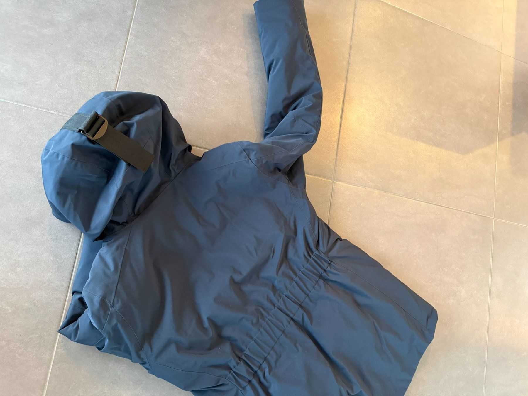Peak Performance Vestes: Peak Performance W HYPER PARKA dunkelblau – D'occasion à Eich par akkilokipok 1