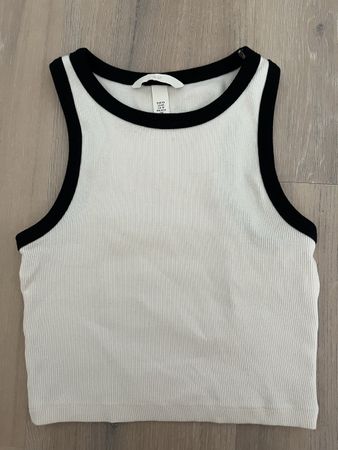Top weiss gerippt mit schwarzen Details XS neu