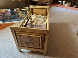 Antikes Kinderbett / Puppenbett aus Holz