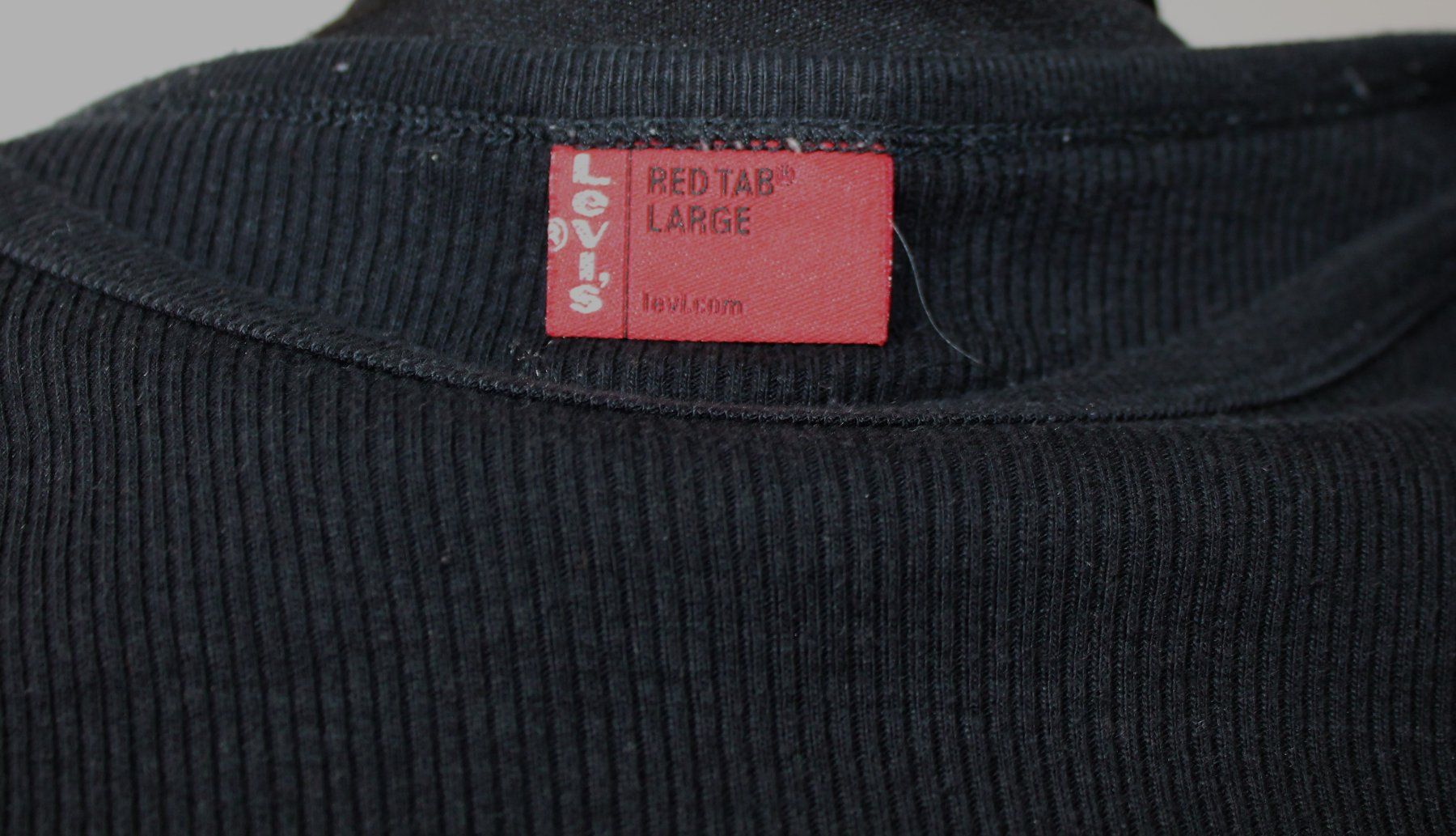 Levi's T-shirt: T-Shirt LEVI'S taille L – Usato da Chez-le-Bart venduto da jasse 3