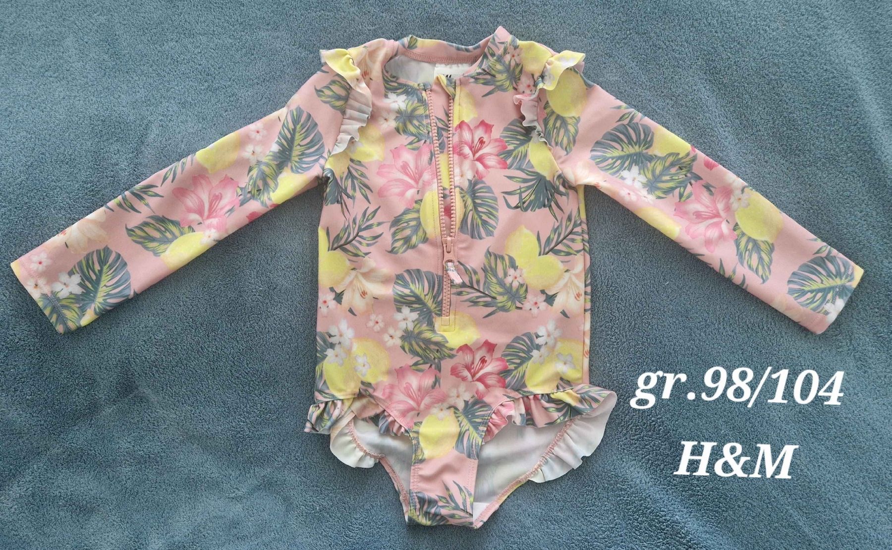 H&M Costumi da bagno & Bikini: H&M Badeanzug mit Ärmeln Blumenprint Grösse 98/104 – Usato da Heimberg venduto da Eleanor20