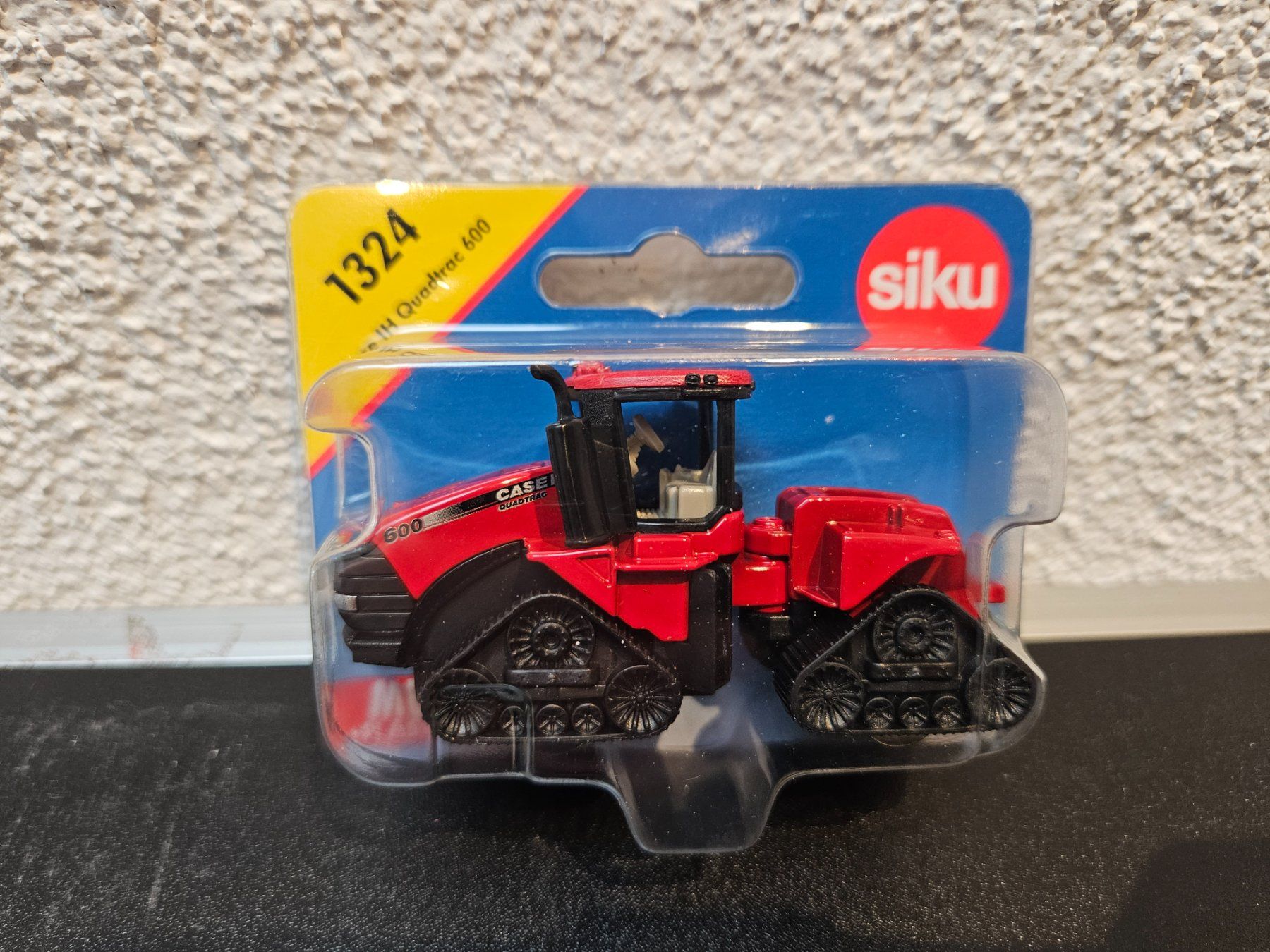 Siku Giocattoli: Neu - Siku - 1324 - Case IH Quadtrac 600 – Nuovo e nell'imballaggio originale da Dagmersellen venduto da Jarsetz_Restposten