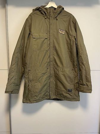 Nike SB Snowboardjacke, kleiner Schnitt in der Jacke