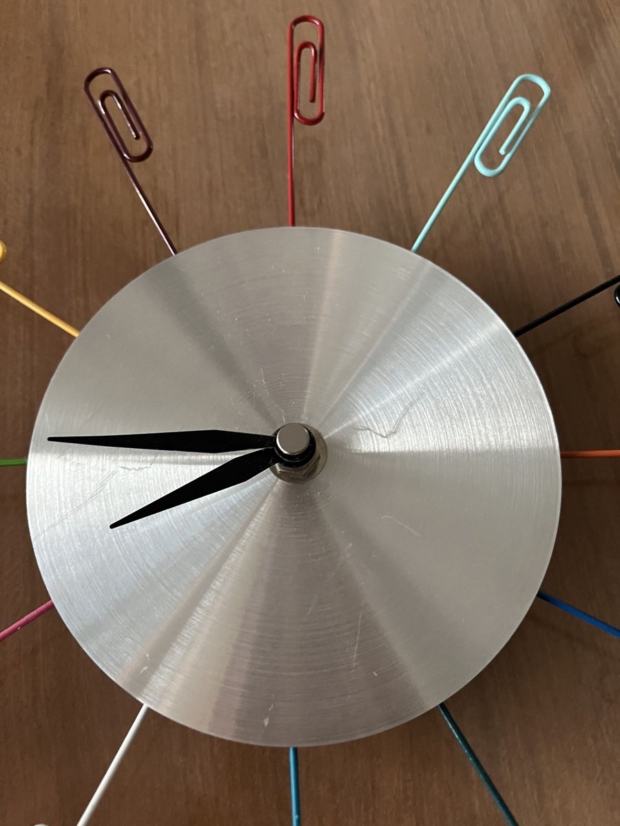 Orologi: Orologio simpatico metallo con graffette. – Nuovo (secondo la descrizione) da Mendrisio venduto da cost.del 1