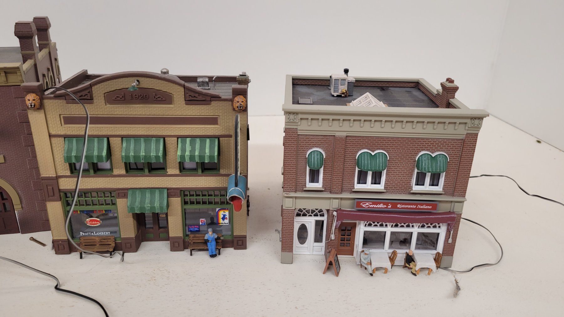 Modelleisenbahnen: Konvolut aus Farbhändler und Restaurant – Gebraucht aus Büsserach von ModellbahnDepot 1
