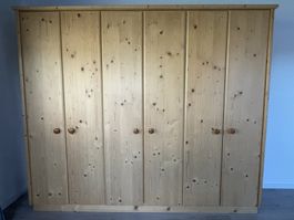 Kleiderschrank aus Holz