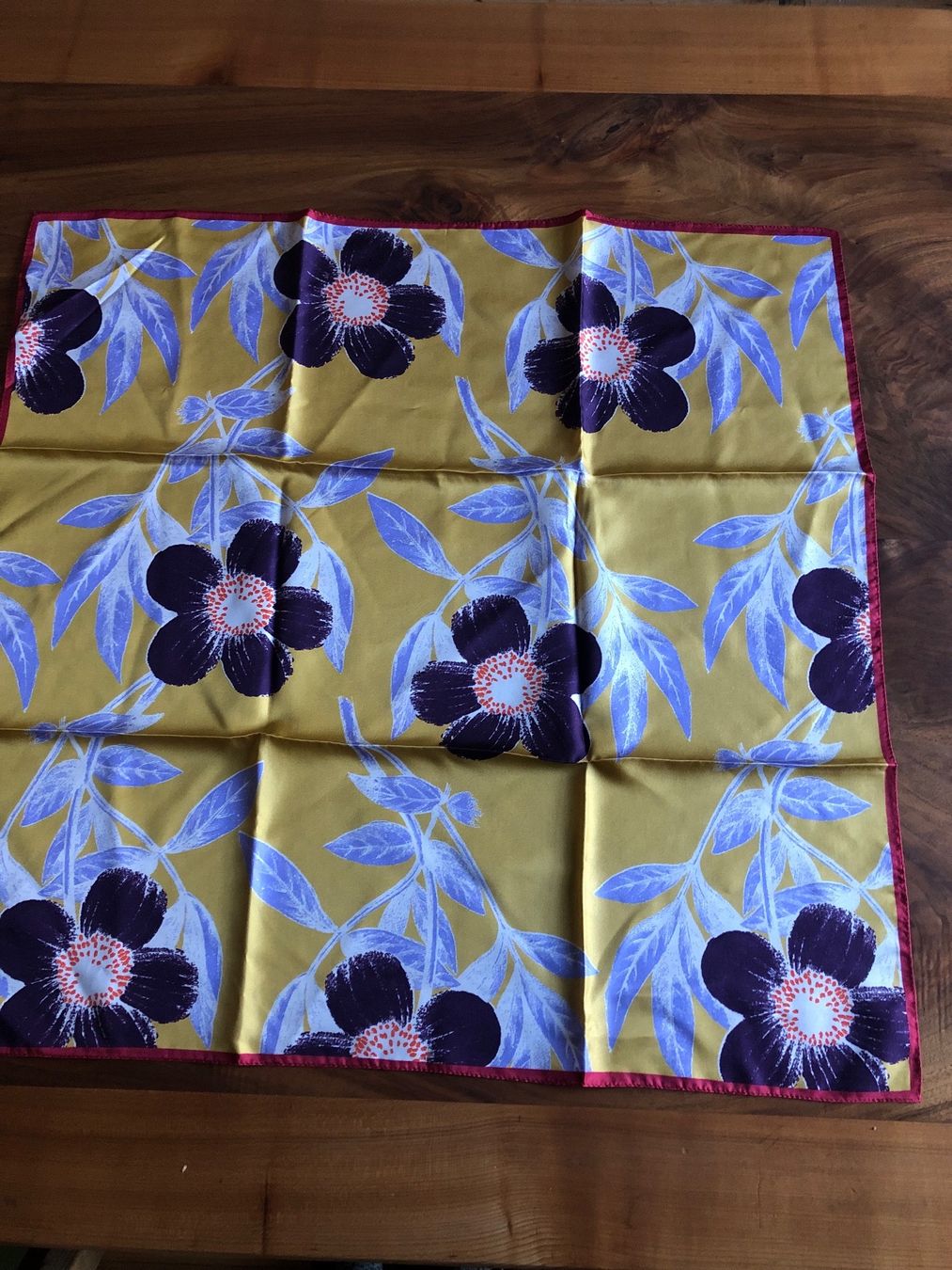 Foulard & Sciarpe: Foulard soie EPICE 64cm par 64cm – Nuovo e nell'imballaggio originale da Arnex-sur-Orbe venduto da cameleonfringant 2