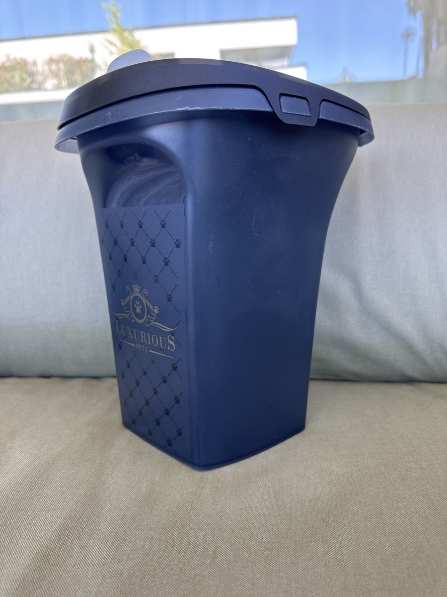 Contenitori edile: Luxurious Pets Food Container - New Condition! – Nuovo e nell'imballaggio originale da Berneck venduto da E_ZLK 1