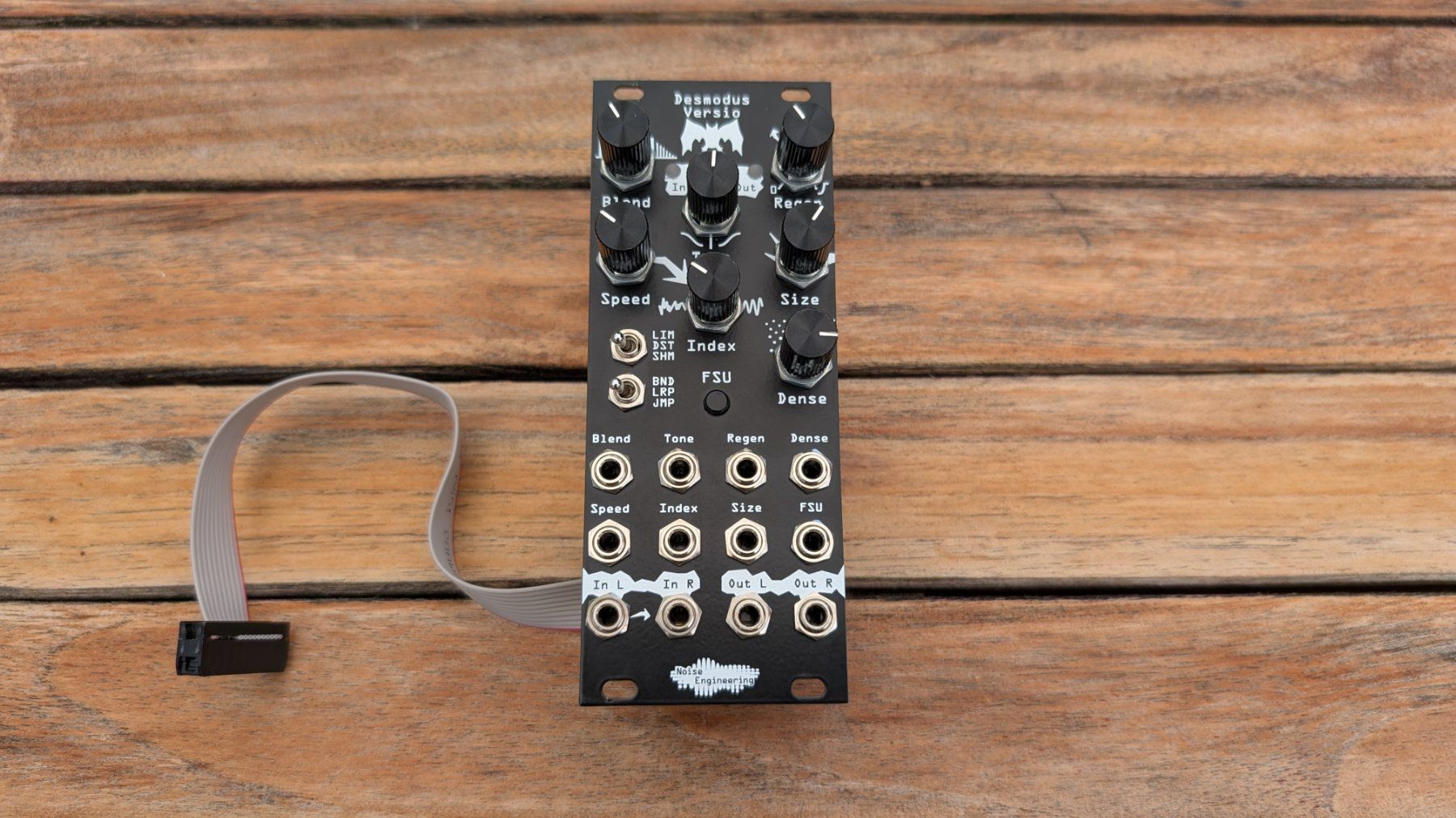 Strumenti musicali: Noise Engineering - Desmodus Versio (eurorack modular) – Usato da Valeyres-Rances venduto da Kobol