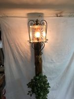 Alte Stehlampe auf altem Balken wurmfrei mit LED