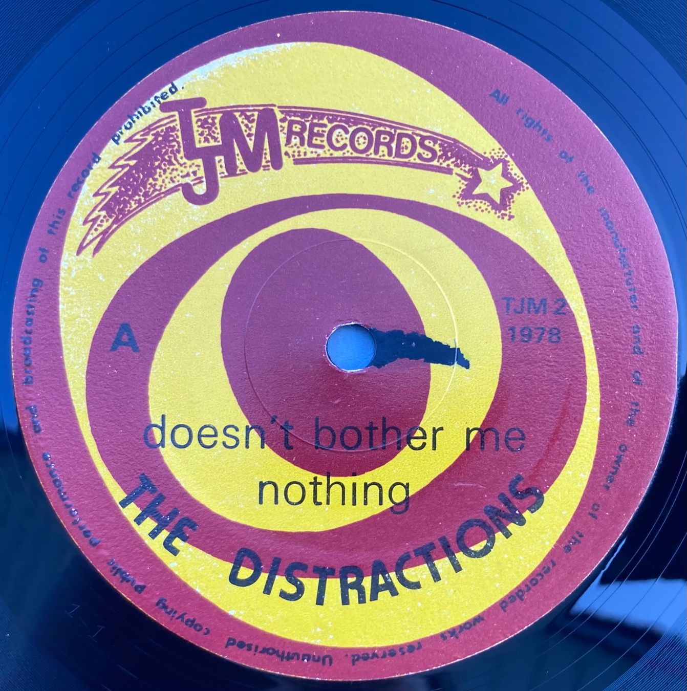 Dischi in vinile: THE DISTRACTIONS - YOU'RE NOT GOING OUT DRESSED LIKE THAT – Usato da Poliez-Pittet venduto da Newtown-Records 2