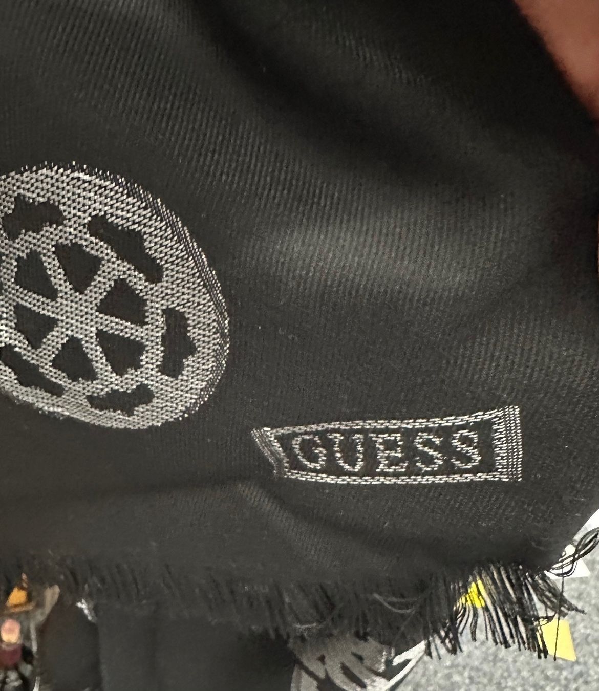 Guess Foulard & Sciarpe: GUESS edler gemusterter Schal / NEU – Nuovo e nell'imballaggio originale da Bern venduto da BrischitteBern 4