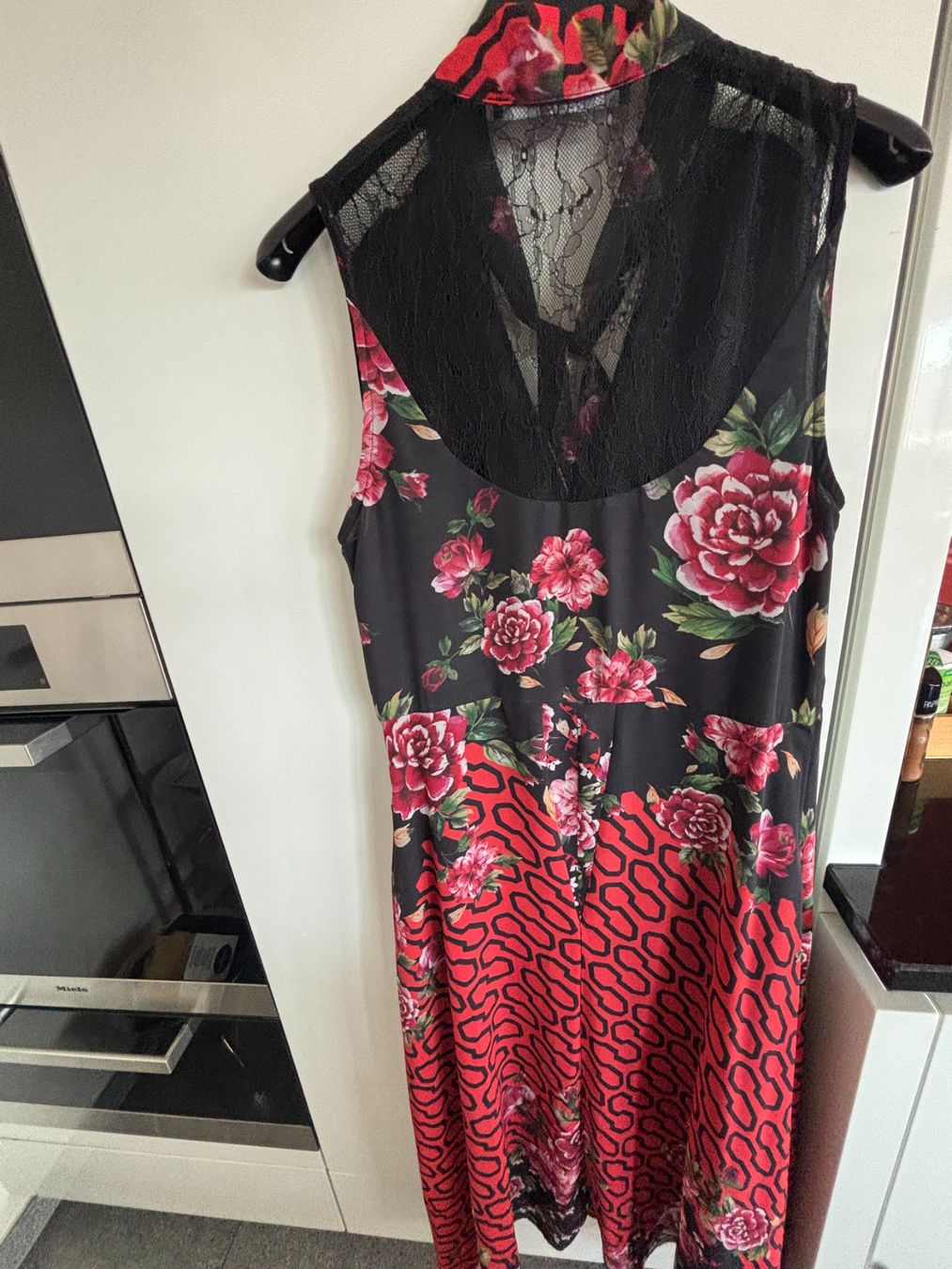 Guess Vestiti: Kleid Guess, Grösse M, Sommerkleid – Usato da schmerikon venduto da nicole091 7