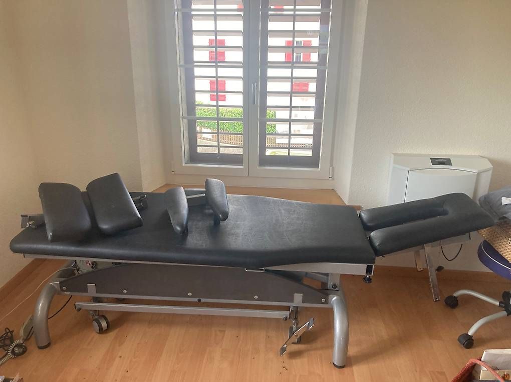 Sedie a sdraio: Elektrische Massageliege – Usato da Lenzburg venduto da Dtigerkralle 1