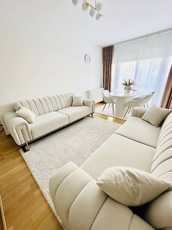 Sofas: Deux canapés couleur crème – D'occasion à Onex par dzevadm