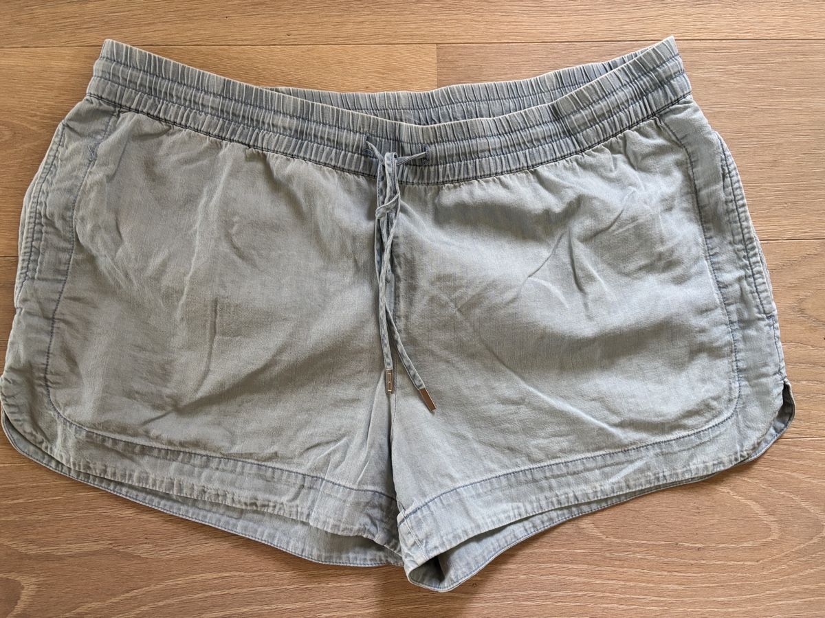 Tommy Hilfiger Pantaloni: Tommy Jeans Shorts Damen Grösse L Hellblau – Usato da Andelfingen venduto da Niki214