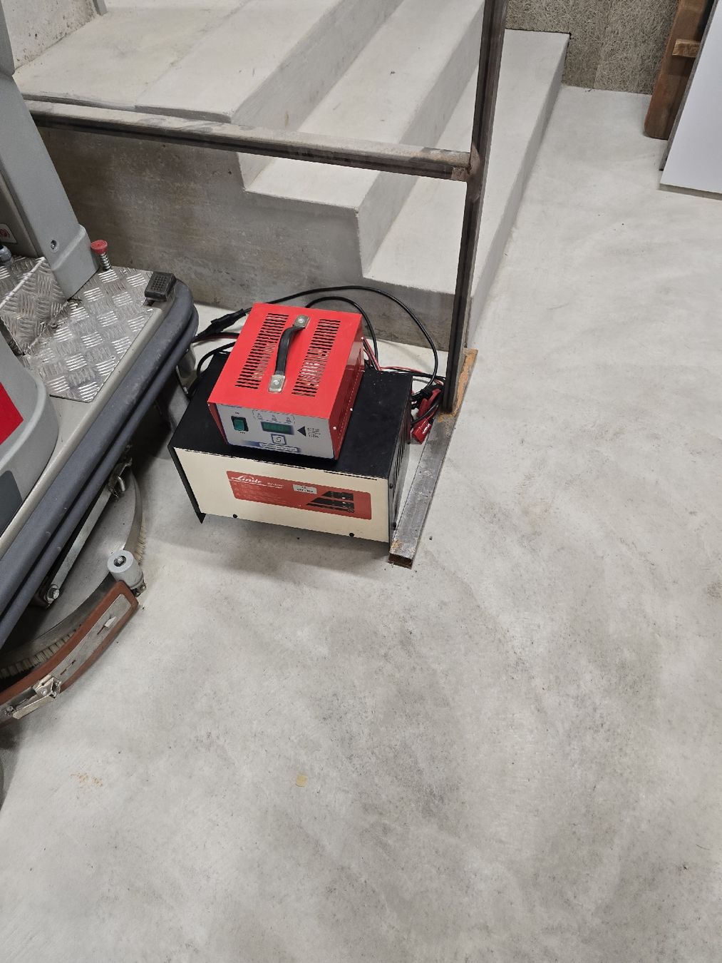 Tutte le macchine: Aufsitz Scheuersaugmaschine Comog C4 mit Akku + Ladestation – Usato da Zürich venduto da inf_q6bm 3