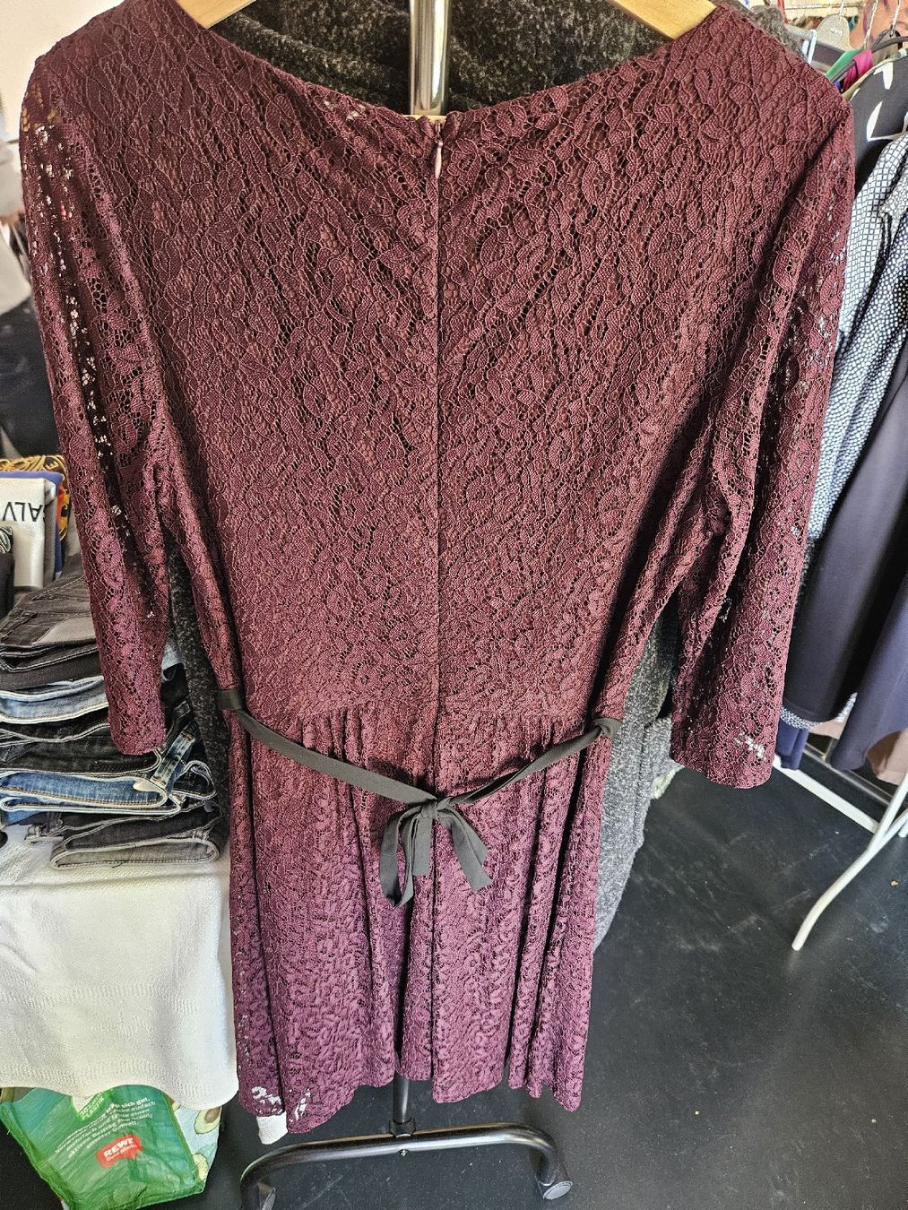 Vestiti: Bordeaux-farbiges Spitzenkleid, Grösse L – Nuovo (secondo la descrizione) da Rotkreuz venduto da Bibi2405 2