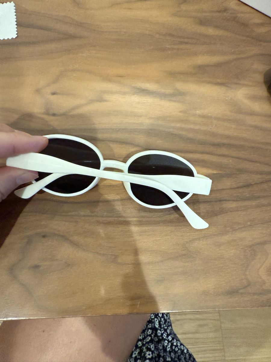 Occhiali & Lenti: Weisse Sonnenbrille im Retro Look - Neu – Nuovo (secondo la descrizione) da Dotzigen venduto da White_Warrior 2