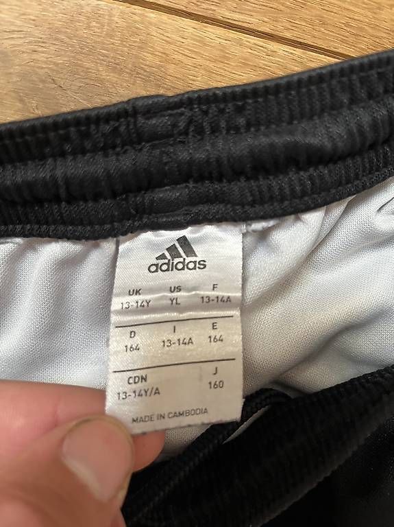 Hosen: Kurze Adidas Turnhose – Gebraucht aus Ottoberg von yvonne.graenacher 1