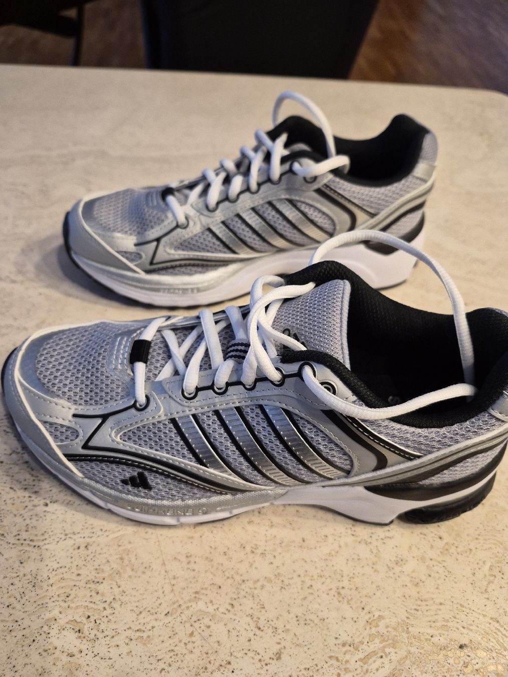 Adidas Scarpe da donna: Neue Sneaker Adidas – Nuovo (secondo la descrizione) da Pfäffikon ZH venduto da xxmopsxx