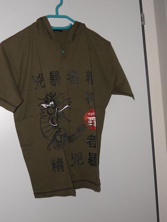 Neu: T'Shirt kurzarm mit Kapuze + Motiv - oliv - Gr.164