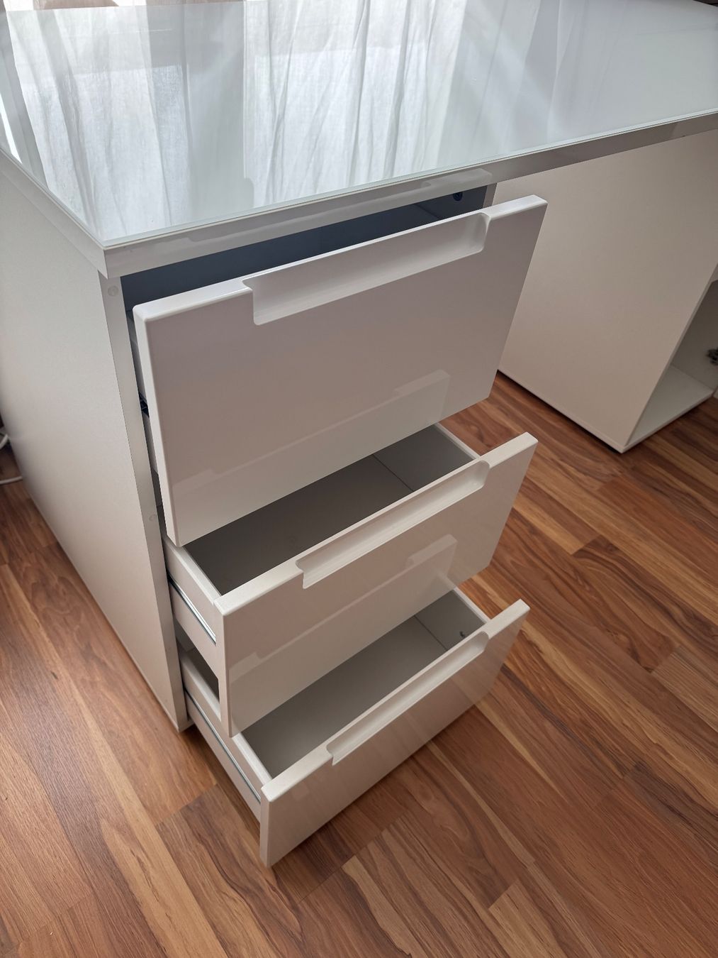 Schreibtische: Schreibtisch Mailand mit Glasplatte – Gebraucht aus Bösingen von Revolt 2