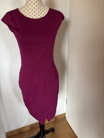 bar III, M dress, fitted, zipper back, tulip cut. New!