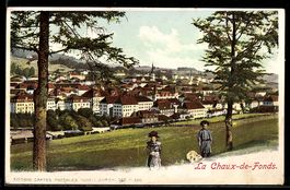 AK La Chaux-de-Fonds, Panorama de la ville avec personnages 