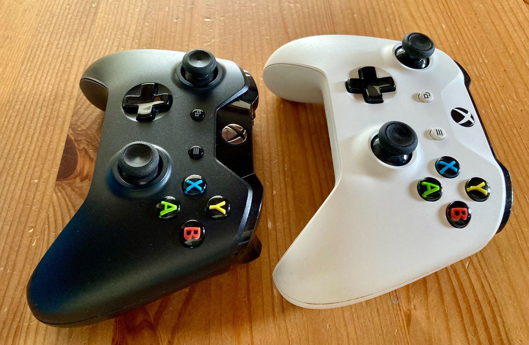 Microsoft Manettes: 2x Original Wireless Controller (weiss & schwarz) - XBOX One – Neuf (Voir description) à Zürich par Djmotionch 1