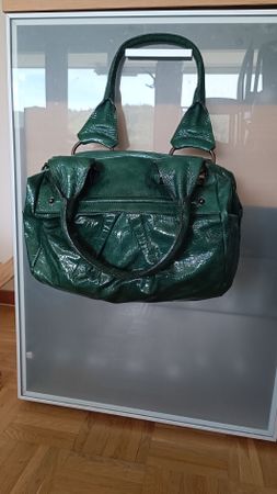 Große Handtasche in Dunkelgrün, Lackleder-Optik
